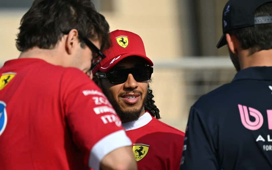 Hamilton analisa GP do Bahrein e dificuldade na Ferrari: 'Não estou satisfeito'