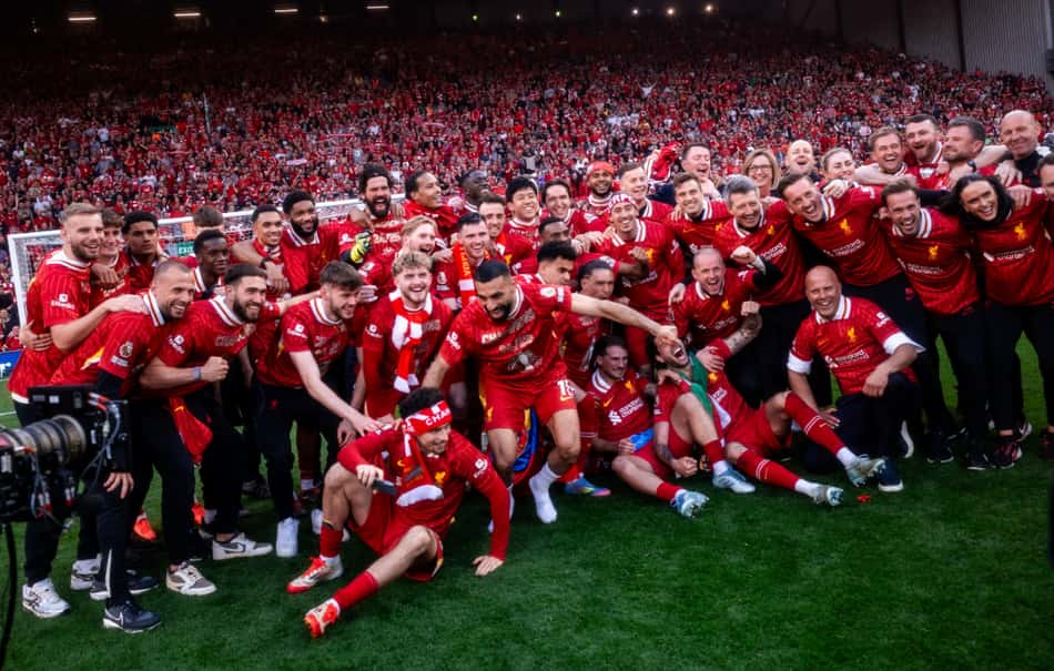 O Liverpool celebrou o título da Premier League no último domingo (27) ao vencer o Tottenham por 5 a 1 (Foto: Reprodução/X/@LFC)