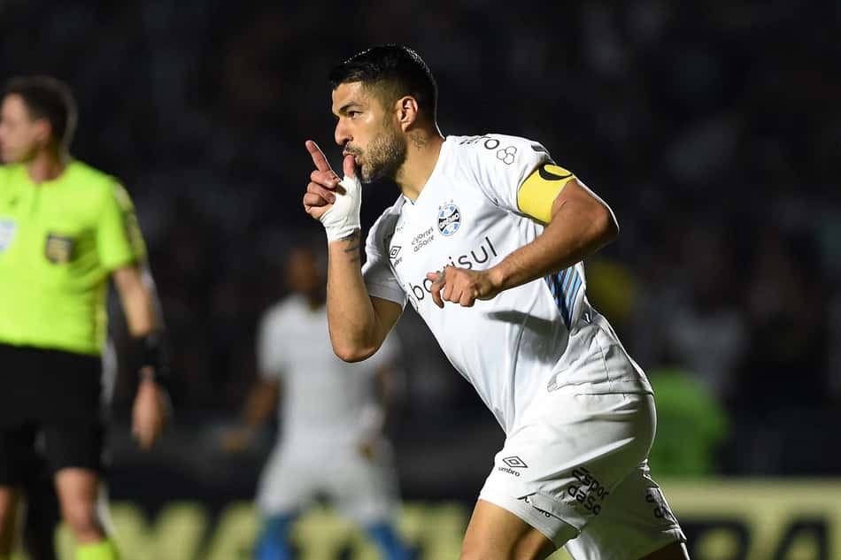 Luis Suarez comemora seu gol pelo Grêmio sob o comando de Renato Gaúcho