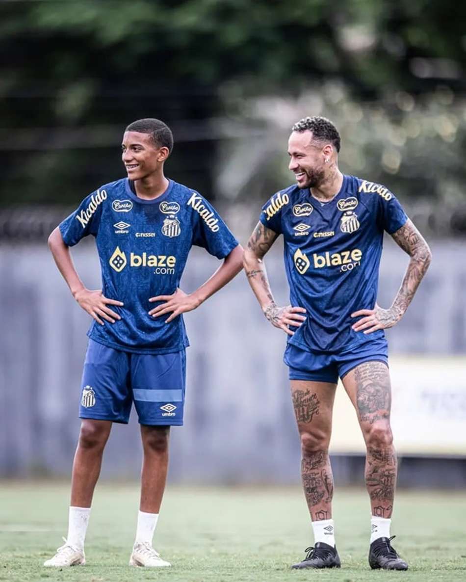 Robinho Junior e Neymar no CT Rei Pelé