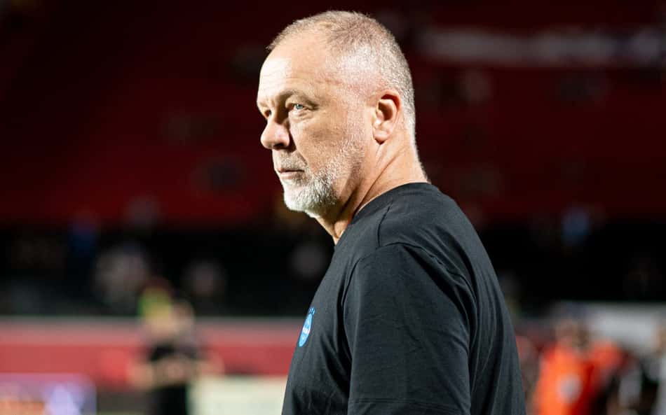 Mano-Menezes-Vitoria-x-Gremio-aspect-ratio-512-320