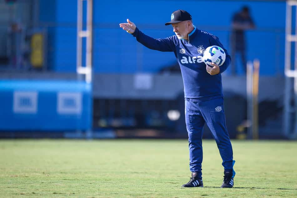 Mano Menezes em treinamento do Grêmio. (Foto: Lucas Uebel/Grêmio FBPA)