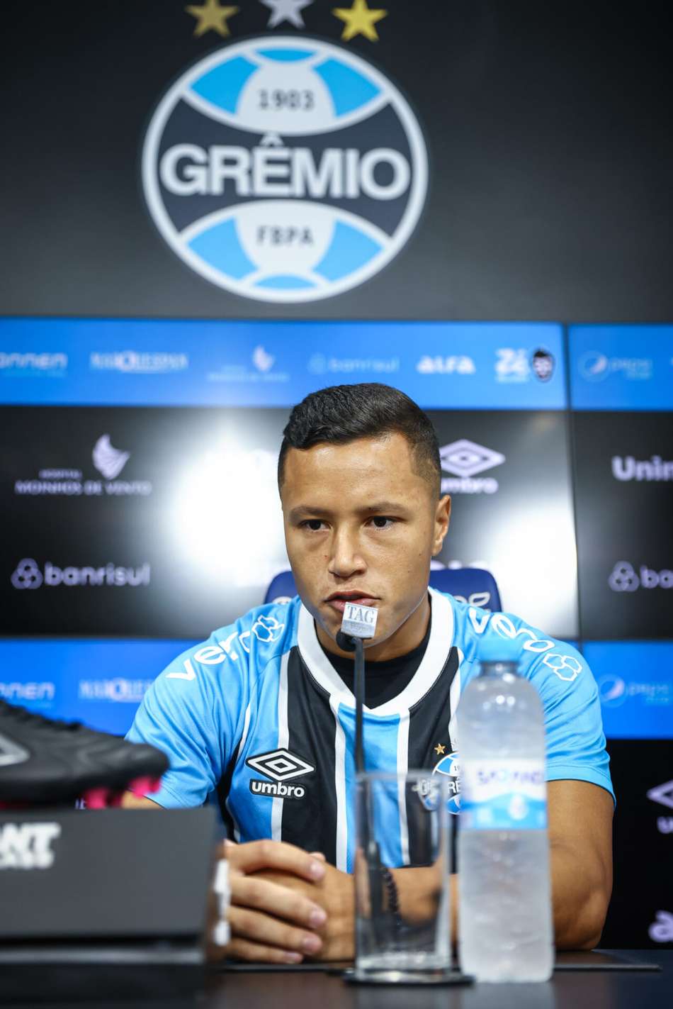 Marlon em entrevista coletiva de apresentação no Grêmio. (Foto: Lucas Uebel/Grêmio FBPA)
