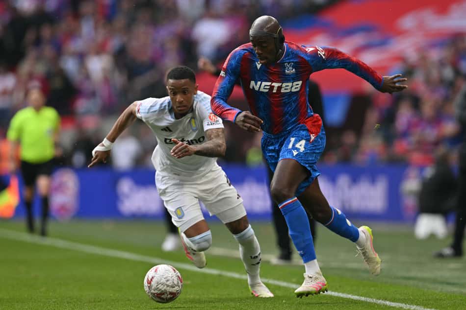 Jean-Philippe Mateta conduz a bola durante a partida entre Crystal Palace e Aston Villa, válida pela Premier League (Foto: Glyn Kirk/AFP)