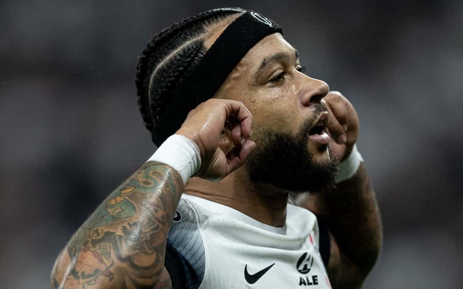 Atitude de Memphis no pontapé inicial de Palmeiras x Corinthians choca web: 'Bizarro'