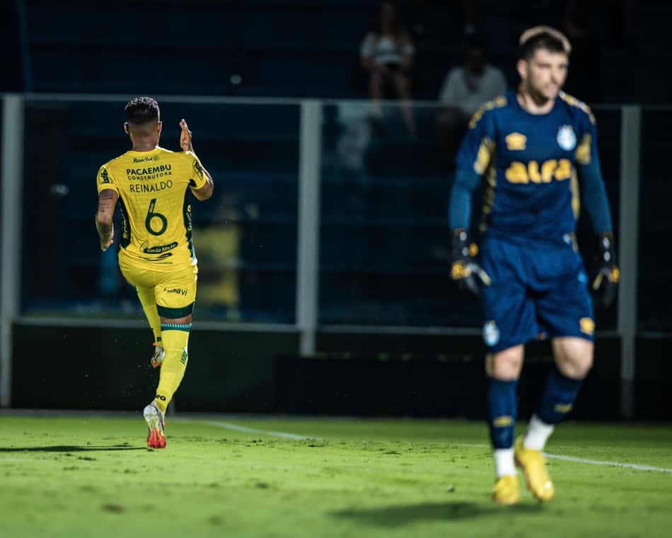 Reinaldo comemora segundo gol do Mirassol sobre o Grêmio. (Foto: Pedro Zacchi/Agência Mirassol)