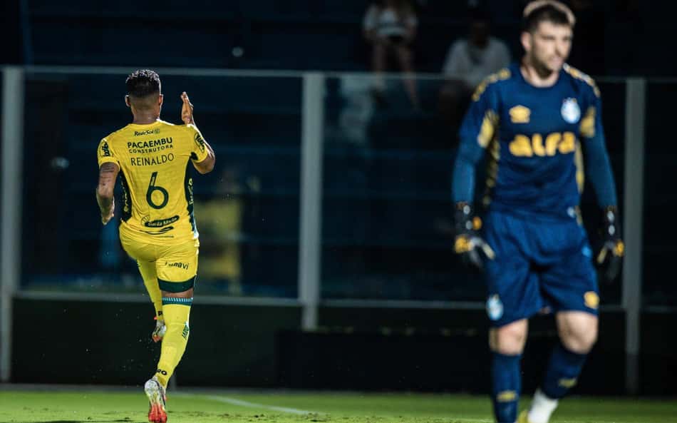Com dupla 'Lei do Ex' de Reinaldo, Mirassol goleia o Grêmio e vence a primeira na Série A