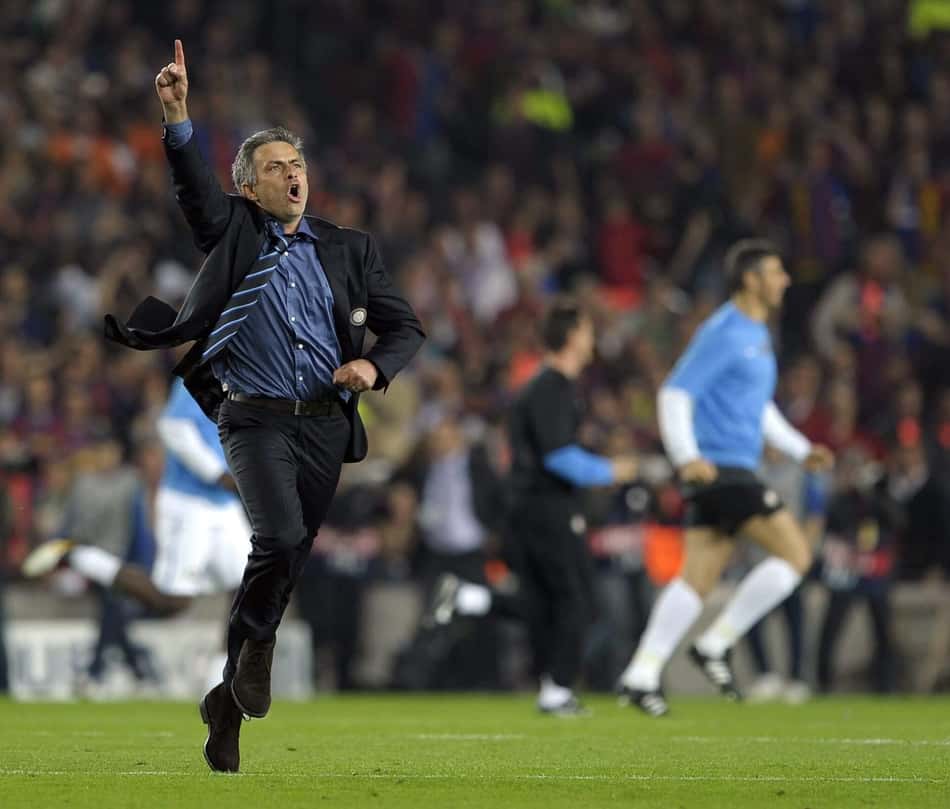 Mourinho comemora vitória da Inter de Milão contra o Barcelona na Champions