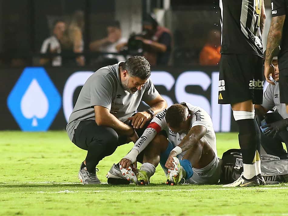 Neymar lamenta lesão em Santos x Atletico-MG. (foto: Mauricio De Souza/AGIF)