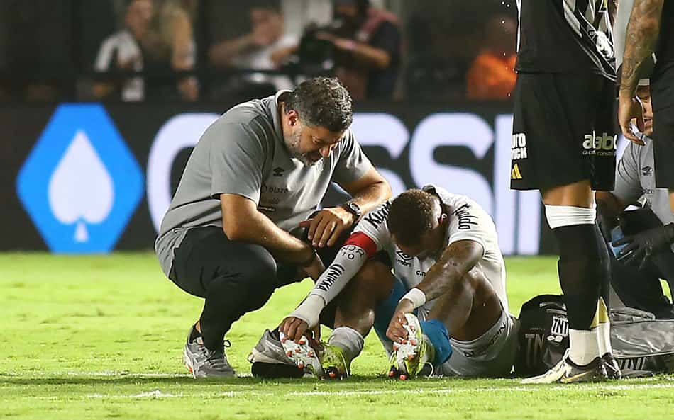 Neymar sente e é substituído ainda no 1º tempo de Santos x Atlético-MG; entenda
