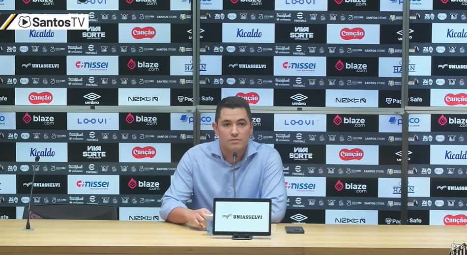 Pedro Martins falou em entrevista coletiva sobre o momento do Santos, na Vila Belmiro. (Foto: Divulgação/ Santos FC)