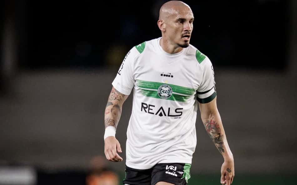 Experiente e novato: zagueiro Maicon estreia na Série B e pede foco desde a primeira rodada ao Coritiba