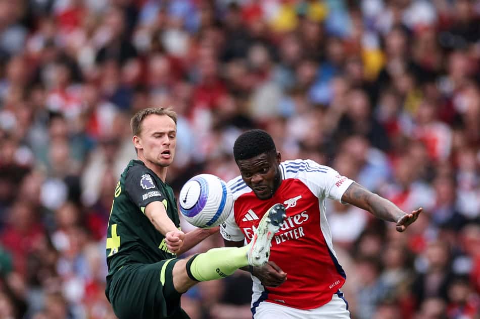 Thomas Partey em ação pelo Arsenal na temporada 2024/25 (Foto: Adrian Dennis/AFP)