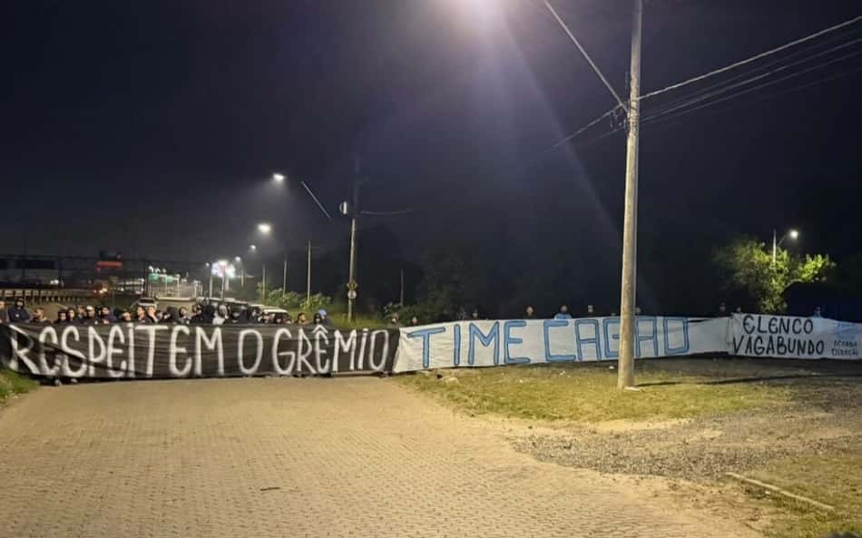 Geral do Grêmio protesta na chegada da delegação após goleada para o Mirassol