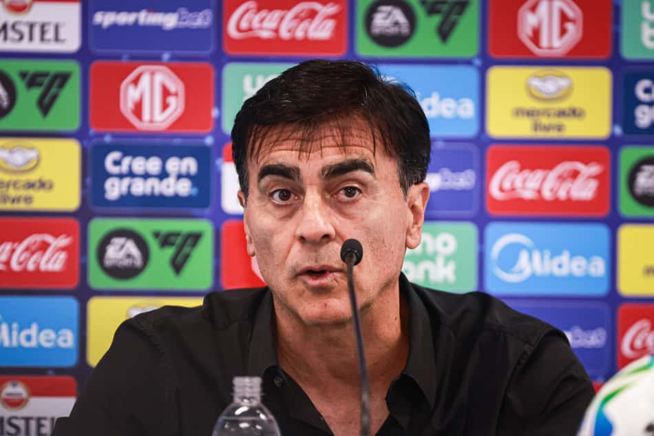 Gustavo Quinteros em entrevista coletiva após jogo do Grêmio na Copa Sul-Americana. (Foto: Maxi Franzoi/AGIF)