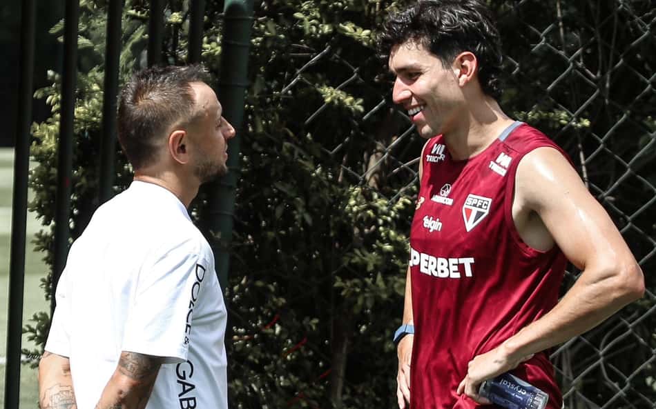 Rafinha e Luiz Gustavo visitam treino do São Paulo antes de jogo na Libertadores