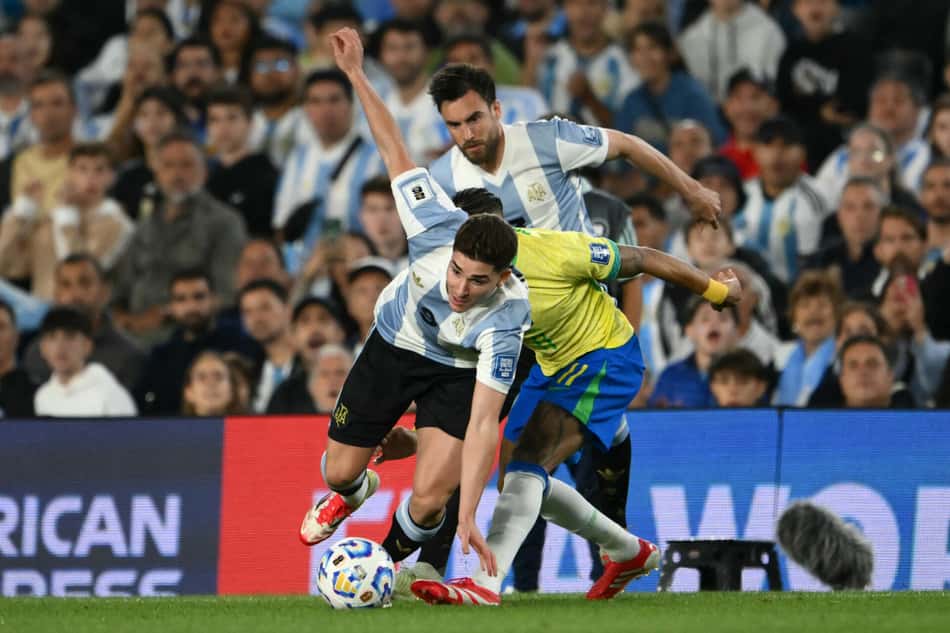 Raphinha disputa bola com Julián Álvarez em Argentina x Brasil