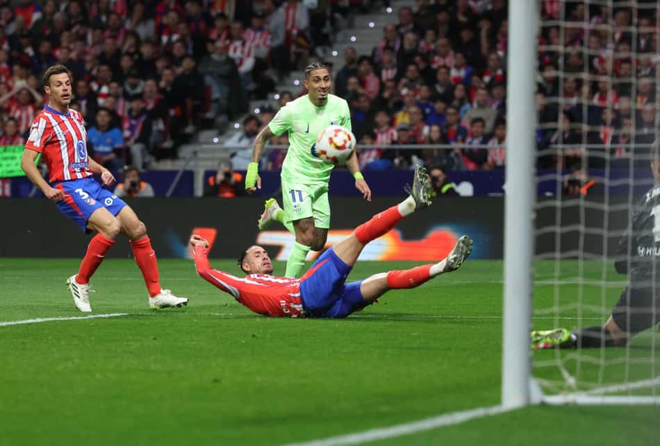 Raphinha disputa bola com defensor em Atlético de Madrid x Barcelona