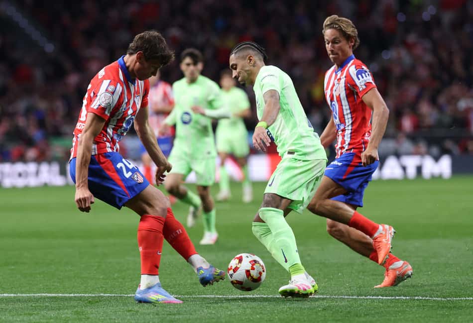 Raphinha, do Barcelona, encara defesa do Atlético de Madrid na semifinal da Copa do Rei
