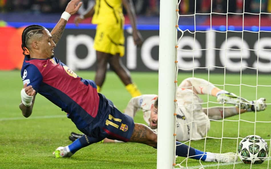 Raphinha-empurra-bola-para-o-fundo-das-redes-para-marcar-gol-pelo-Barcelona-contra-o-Dortmund-pela-Champions-League-scaled-aspect-ratio-512-320