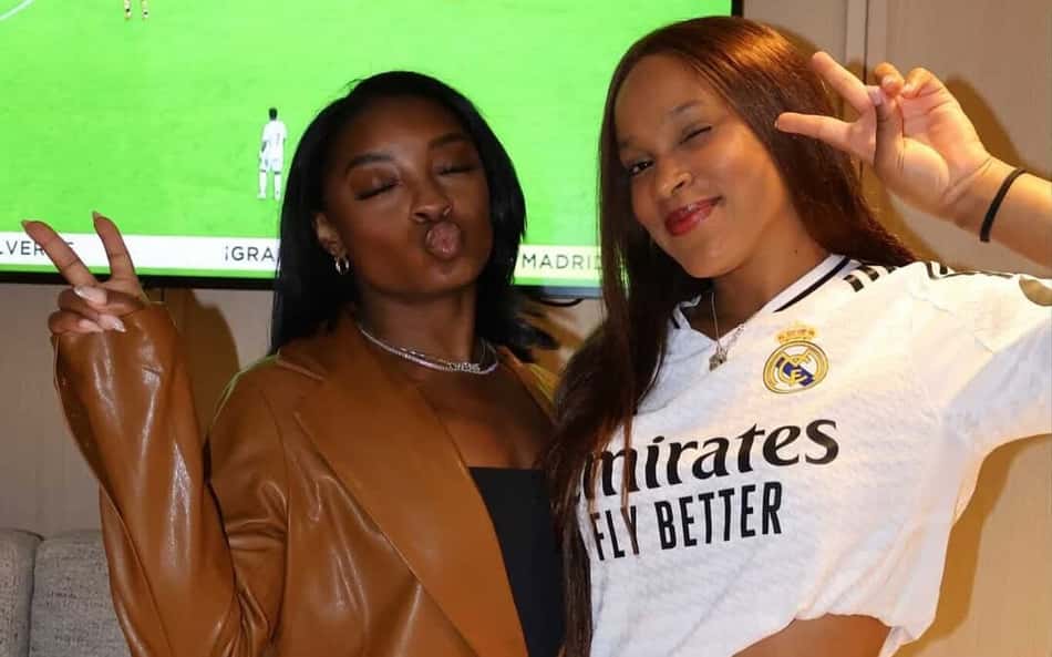 Rebeca Andrade e Simone Biles posam para foto em jogo do Real Madrid