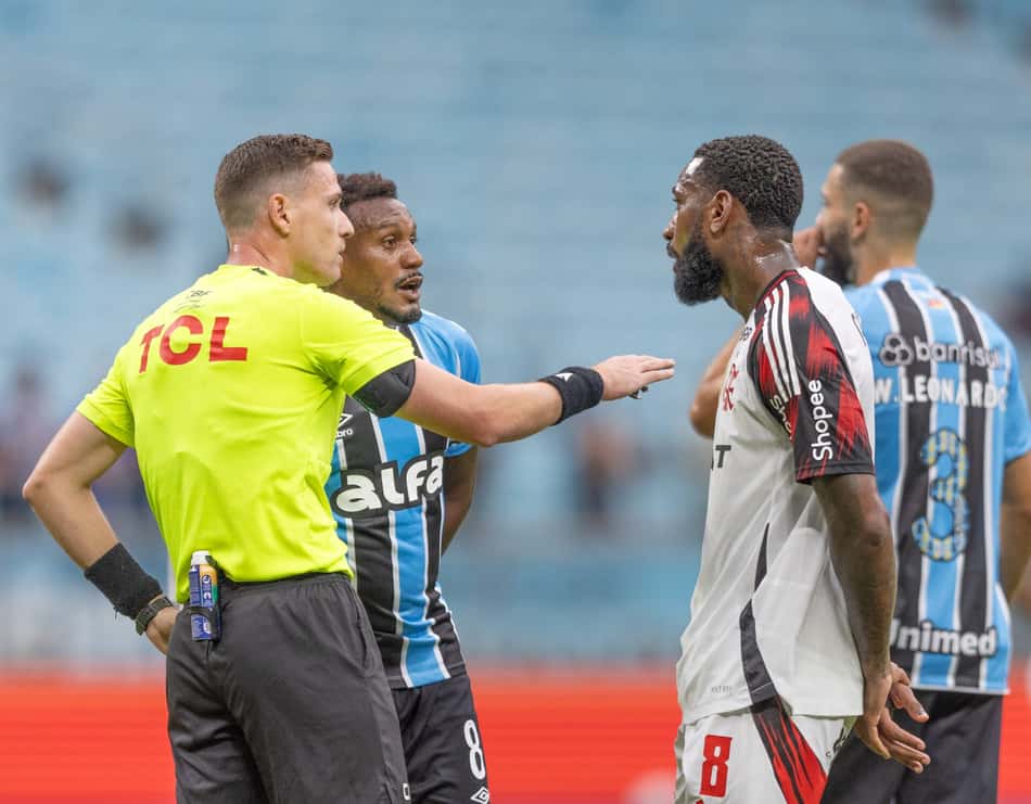 Edenílson reclama de possível pênalti de Gerson na derrota do Grêmio para o Flamengo. (Foto: Liamara Polli/AGIF)