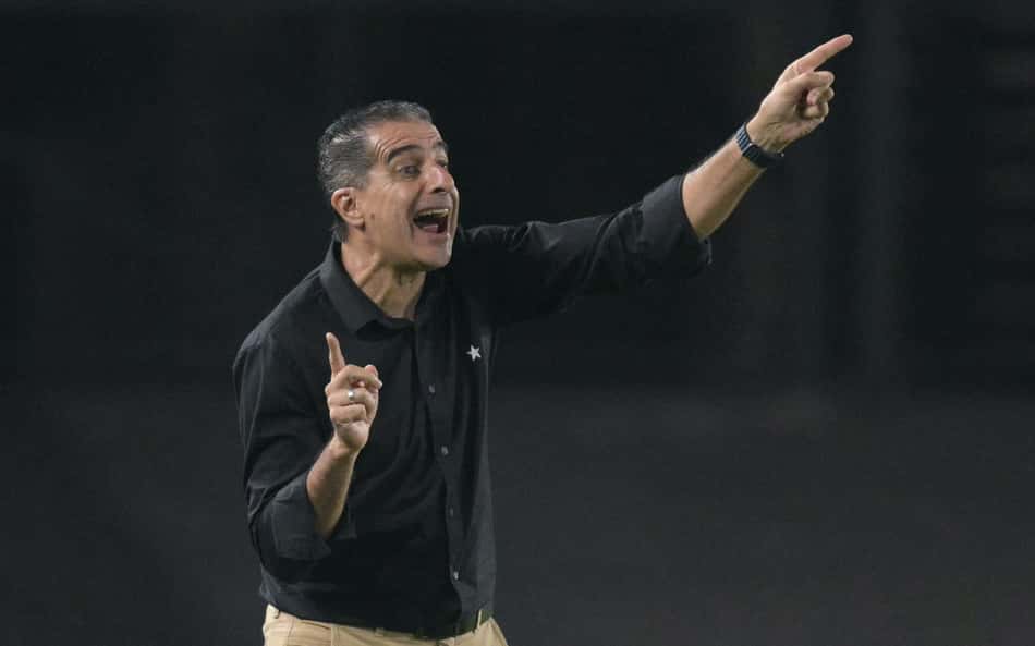 Torcedores do Botafogo perdem a paciência com Renato Paiva: 'Não dá mais'