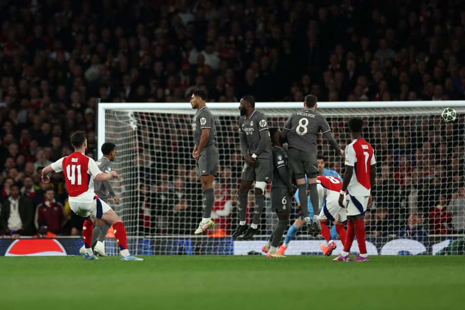 Rice cobra falta com perfeição para marcar o primeiro gol do Arsenal sobre o Real Madrid, pela Champions League