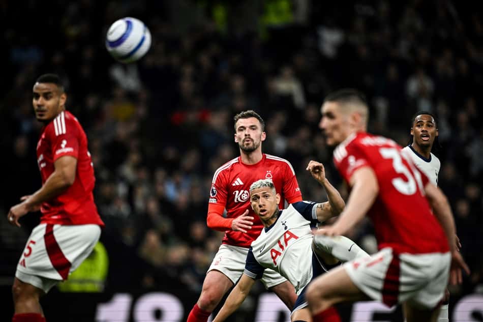 Richarlison disputa espaço com adversários em Tottenham x Nottingham Forest