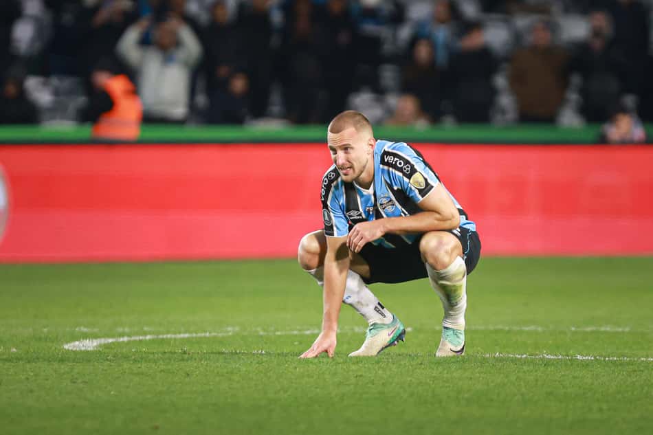 Rodrigo Ely foi expulso no jogo entre Grêmio e Fluminense, pela Libertadores de 2024. (Foto: Maxi Franzoi/AGIF)