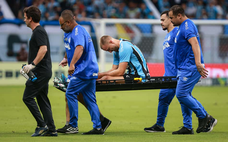 Grêmio confirma grave lesão de Rodrigo Ely, que não deve mais jogar em 2025