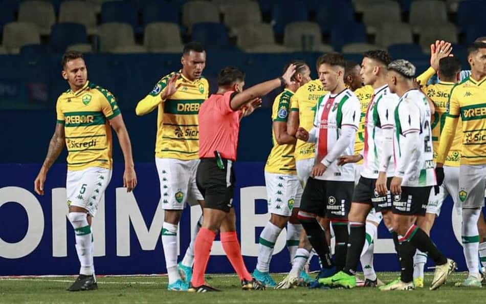 Relembre polêmica envolvendo árbitro do Fluminense na Sul-Americana