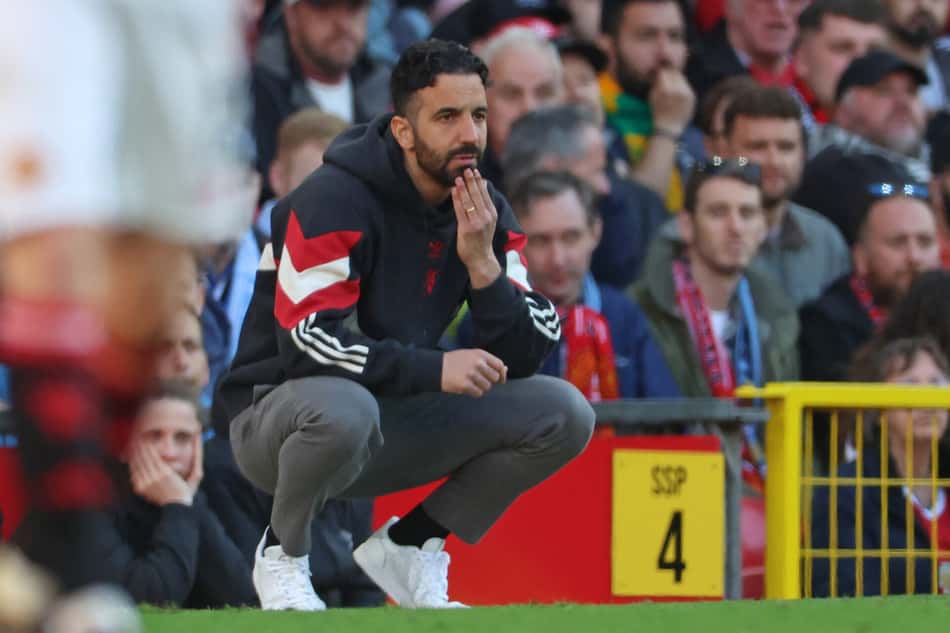 Ruben Amorim observa jogo entre Manchester United e Manchester City, no Old Trafford