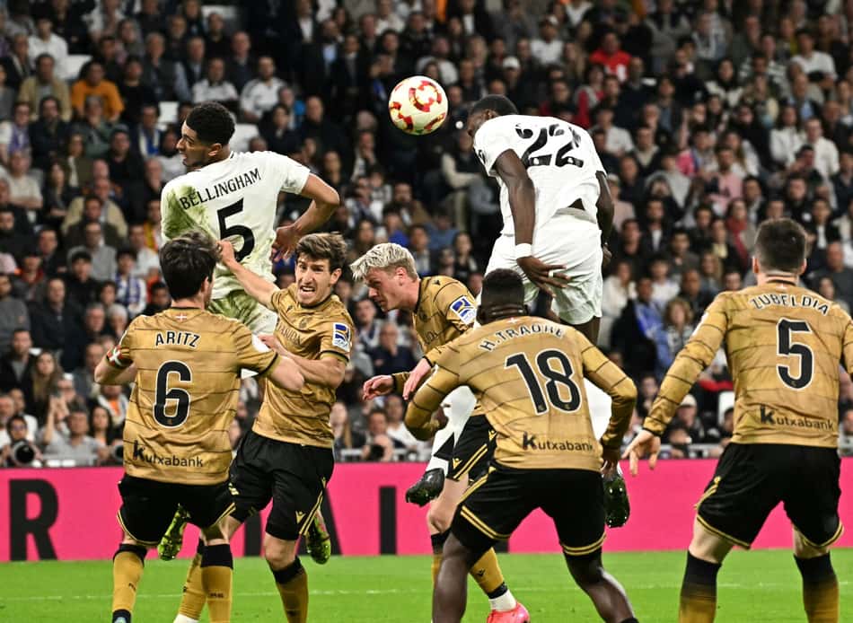 Rüdiger desvia bola ded cabeça e marca o gol da classificação do Real Madrid sobre a Real Sociedad, pela Copa do Rei