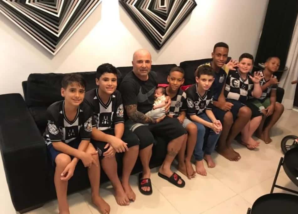 Jorge Sampaoli levou Meninos da Árvore, de Santos, para conhecer o filho recém-nascido León. (Foto: Divulgação/ Santos FC)