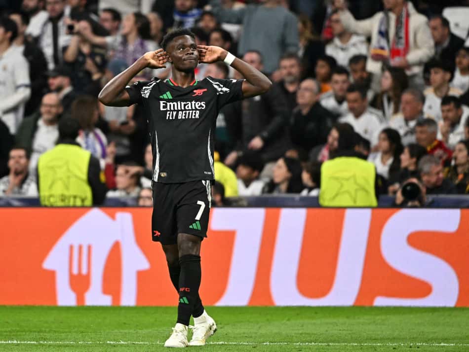 Saka provocando o Real Madrid pela Champions League (Foto: AFP)