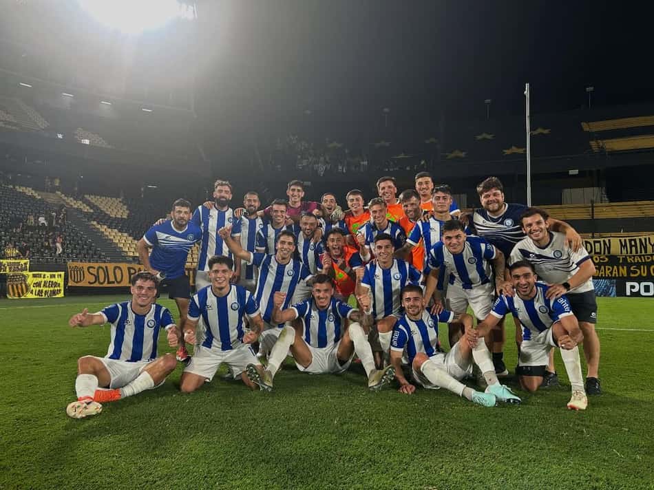 Equipe do Cerro Largo comemora vitória contra o Peñarol Foto: Divulgação / Cerro Largo