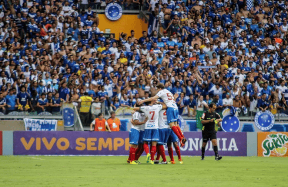 Time do Bahia comemora triunfo no Mineirão Foto: Dudu Macedo / Agência Estado