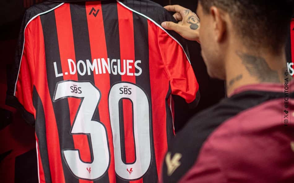 Vitória faz homenagem ao ídolo Leandro Domingues no jogo contra o Flamengo