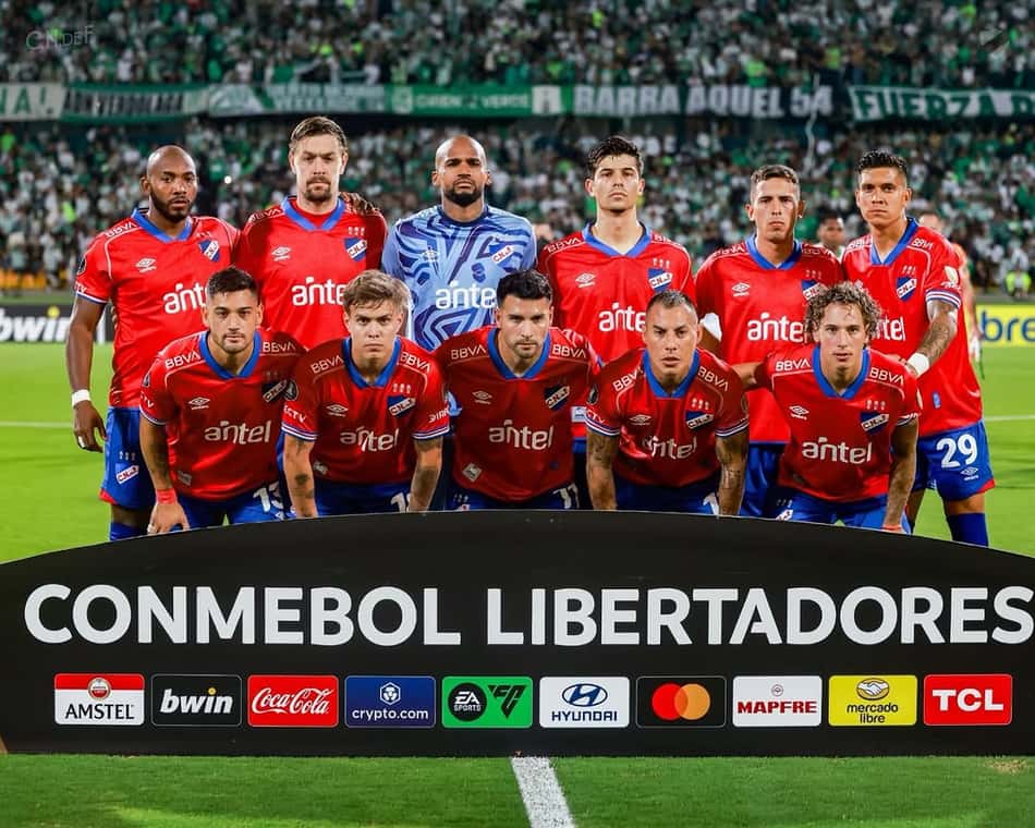 Elenco do Nacional antes da partida contra o Atlético Nacional Foto: Divulgação / Nacional