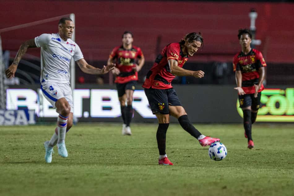 Titi e Paciência em Sport x Fortaleza. (foto: Rafael Vieira/AGIF)
