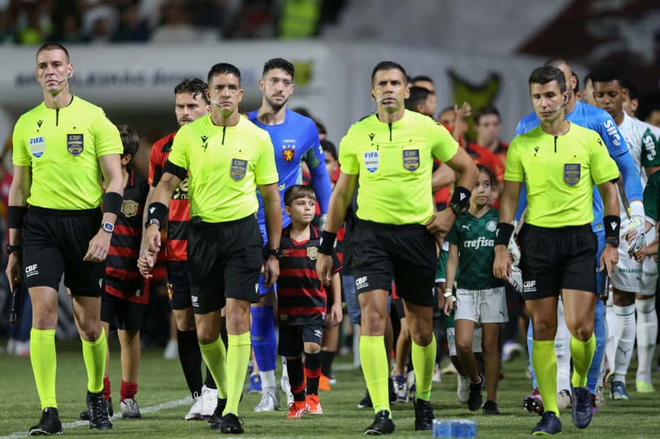 Bruno Arleu de Araujo, árbitro de Sport x Palmeiras, na Ilha do Retiro, pelo Brasileirão. (Foto: Marlon Costa/AGIF)