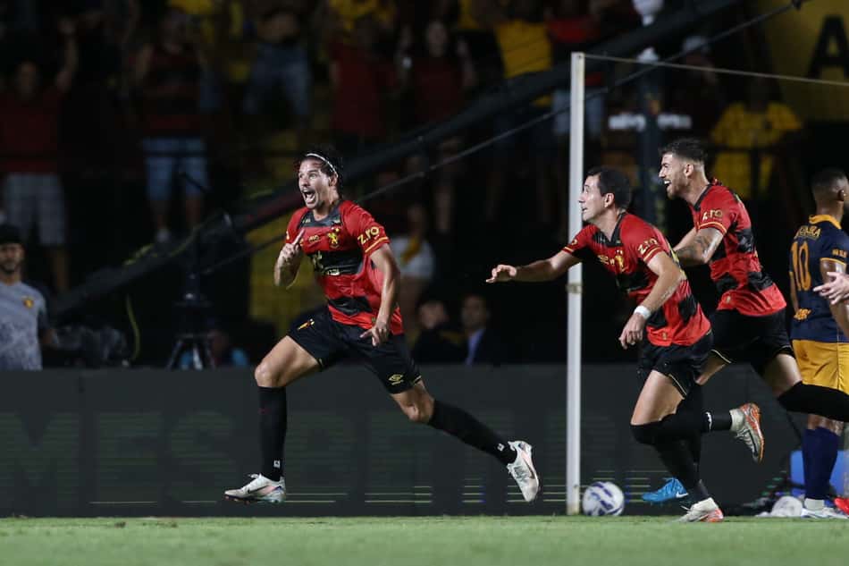 Chico comemora seu gol em Sport x Retrô. (foto: Marlon Costa/AGIF)