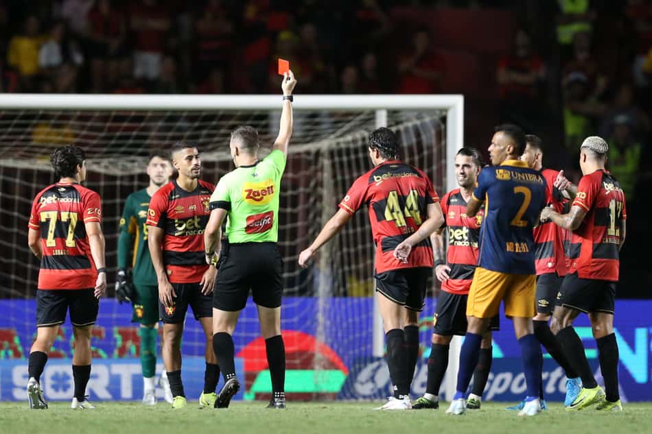 Cartão vermelho em Sport x Retrô, na Ilha do Retiro, pela decisão do Campeonato Pernambucano 2025. (foto: Marlon Costa/AGIF)