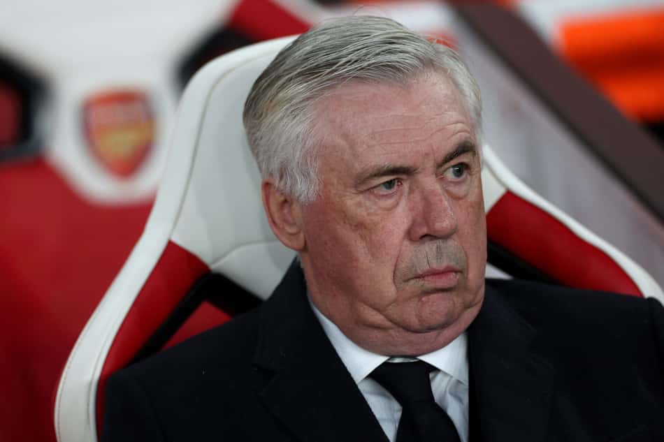 Técnico do Real Madrid, Carlo Ancelotti observa o jogo contra o Arsenal, pela Champions League