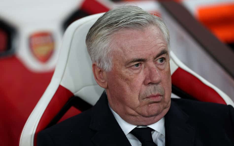 Técnico do Real Madrid, Carlo Ancelotti observa o jogo contra o Arsenal, pela Champions League