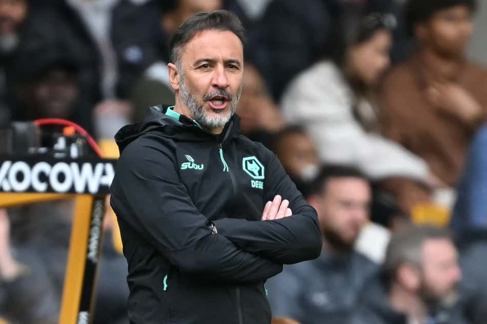 Técnico do Wolverhampton, Vitor Pereira observa jogo contra o Tottenham, pela Premier League