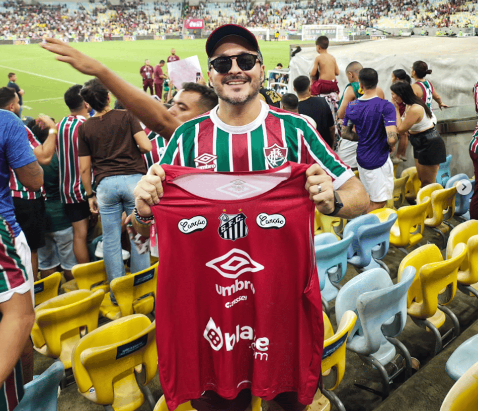 Torcedor do Fluminense com o colete de Neymar