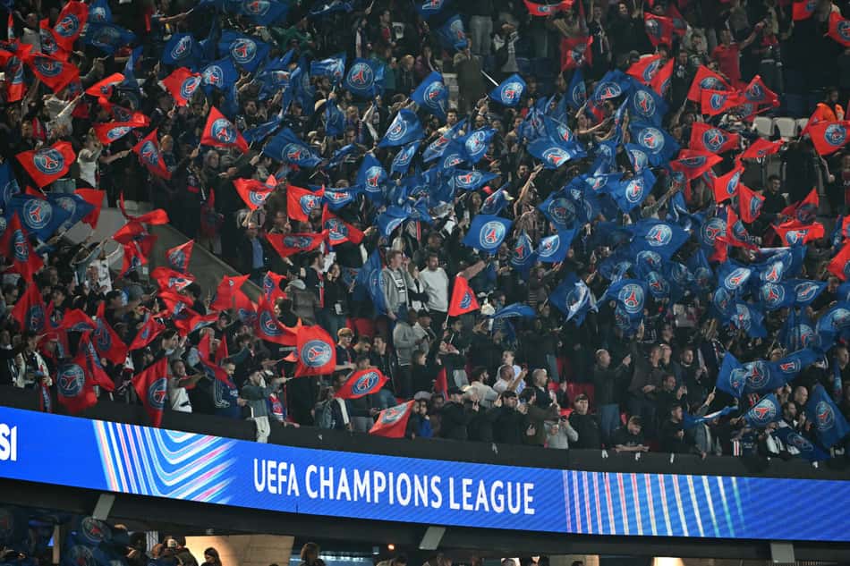 Torcedores do PSG balançam bandeiras do clube no Parque dos Príncipes