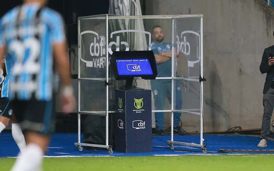 Ex-jogador detona arbitragem brasileira: 'Nível horroroso'